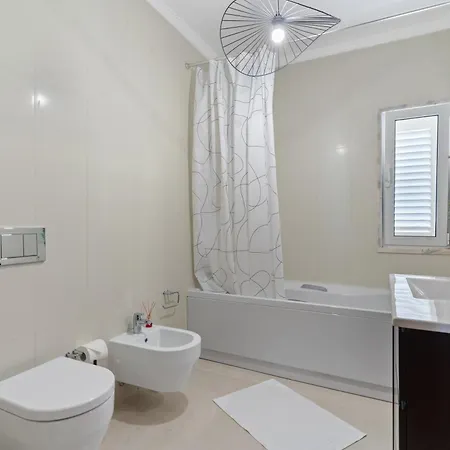 Elegant Sea View 4 Bedroom Pool, Bbq